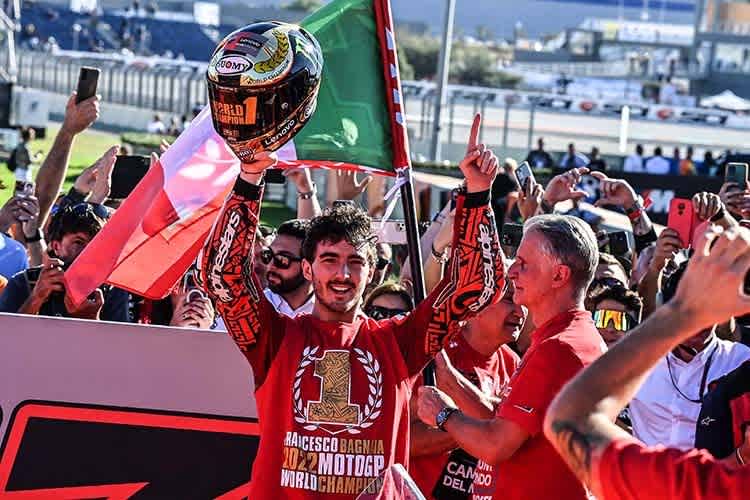 Weltmeister Pecco Bagnaia in Valencia, rechts Paolo Ciabatti