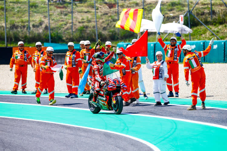 Pecco Bagnaia ließ sich nach seinem Heimsieg feiern