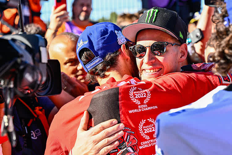 Nach der Entscheidung in Valencia: Bagnaia und Quartararo umarmen sich