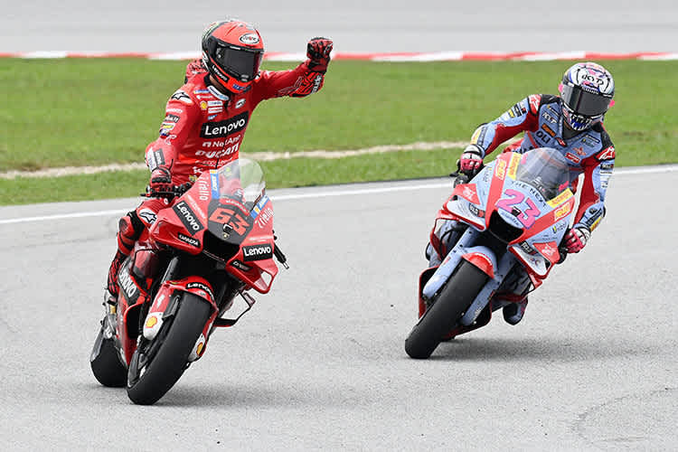 Das neue Markenzeichen: Pecco Bagnaia in Sepang mit Nr. 63, dahinter Bastianini (23)