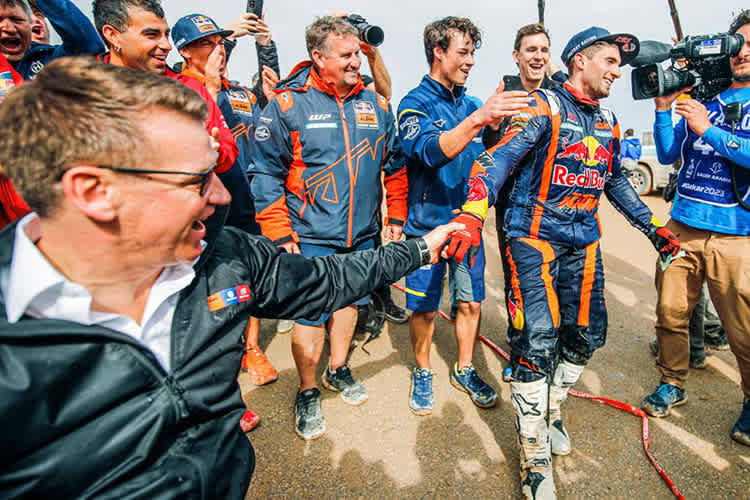 Pit Beirer (links) gratuliert Kevin Benavides