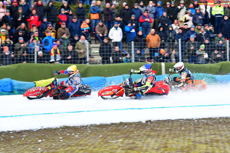 Eisspeedway in Berlin: Auch ohne WM volle Ränge