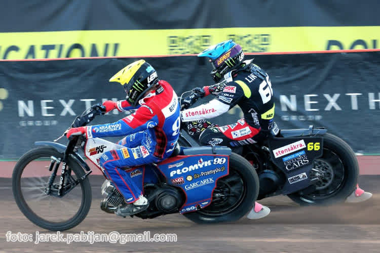 Dan Bewley (vorne) gegen Fredrik Lindgren