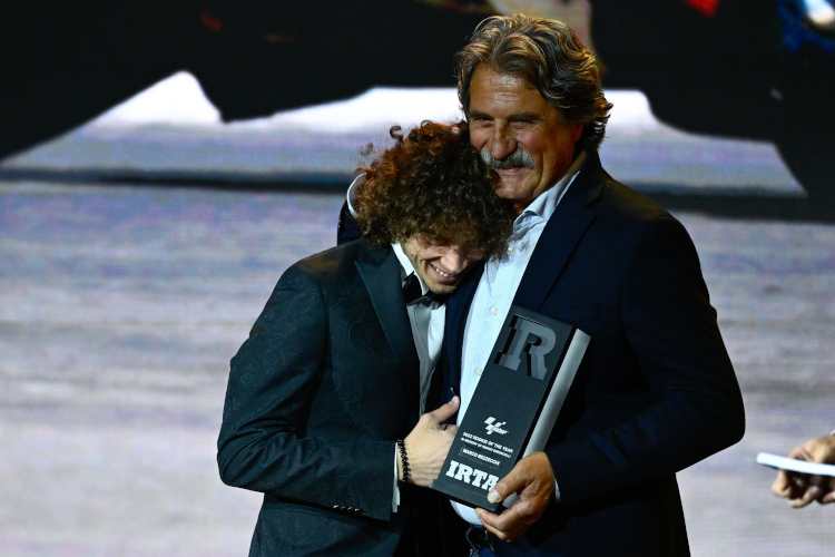 Die Trophäe für den Rookie des Jahres wurde Bezzecchi von Paolo Simoncelli überreicht