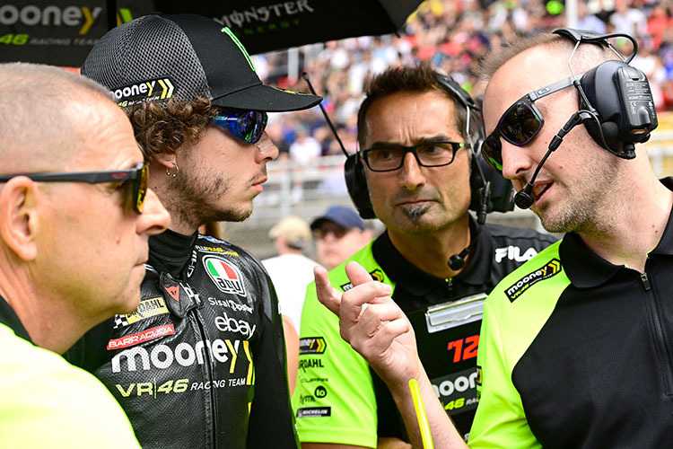 Marco Bezzecchi mit Matteo Flamigni (2. von rechts)