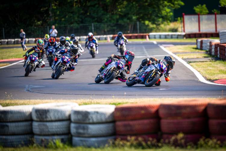 MiniGP Austria Series mit #8 Fynn Kratochwil, #36 Tobias Kitzbichler und #21 Anina Urlaß 