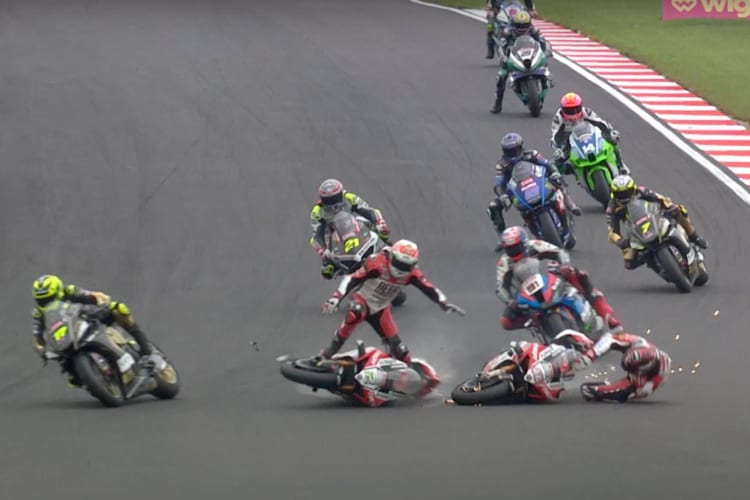 Bridewell (rechts) krachte in das Heck von Teamkollege Irwin (Links)