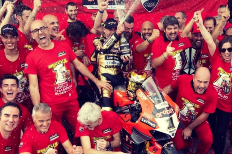 Die Nummer 1 sieht nicht schlecht auf der Ducati V4R aus