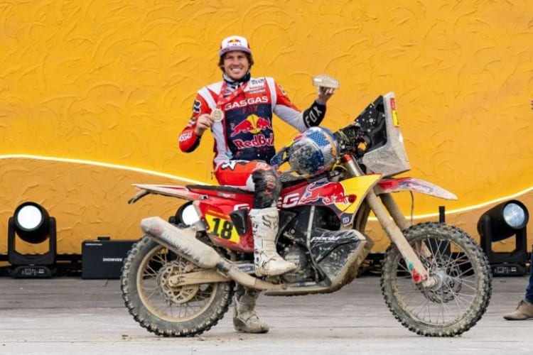 GASGAS-Star Daniel Sanders holte sich seine Dakar-Trophäe ab