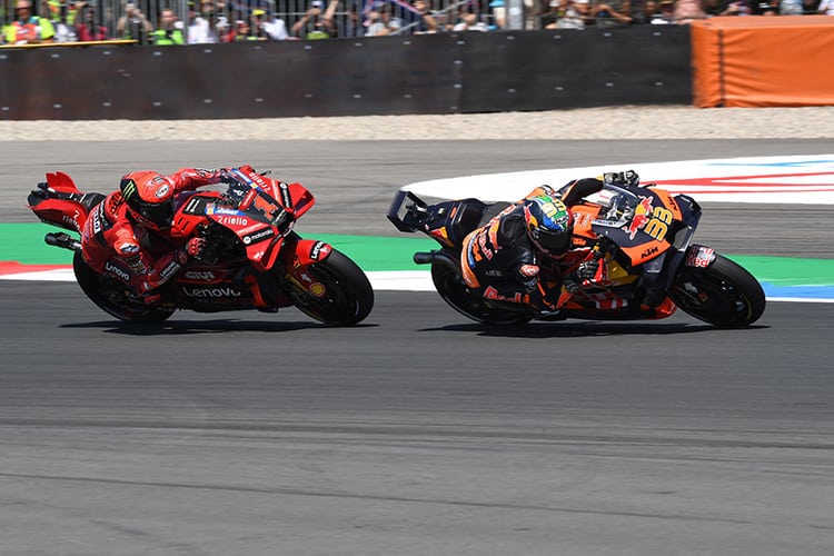 In Assen: Brad Binder im Kampf gegen Weltmeister Pecco Bagnaia