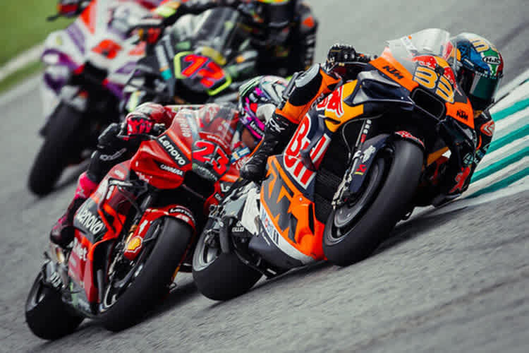 Hinter Brad Binder (33) konnte sich Enea Bastianini in Sepang bereits einen genauen Eindruck von der KTM RC16 verschaffen