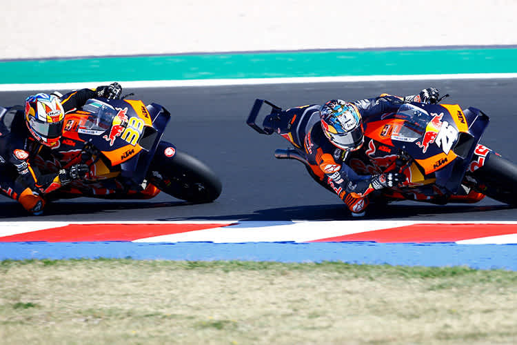 Spannende Fights: Dani Pedrosa (26) vor Brad Binder (33)