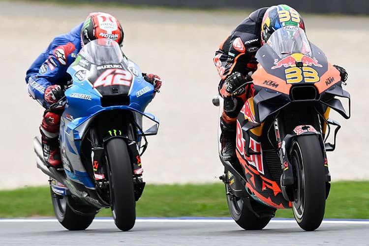 Brad Binder (33) ließ auch Alex Rins (Suzuki/Nr. 42) hinter sich