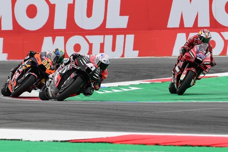 Die Entscheidung in der Schikane: Miller (rechts) darf nicht abkürzen, Aleix Espargaró (41) hält Binder (33) in Schach