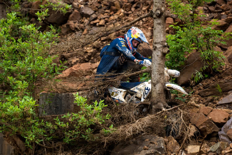 Billy Bolt bekam in einer Waldsektion eine Wasserflasche gereicht