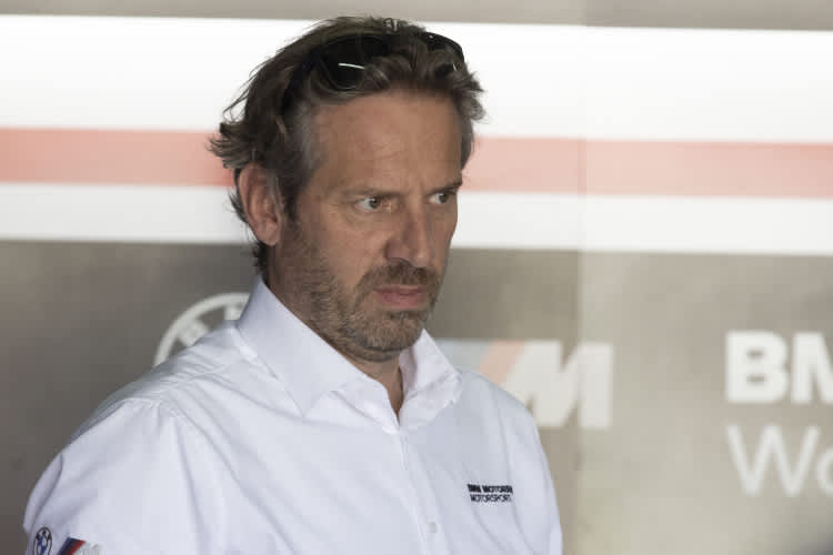 BMW-Rennchef Marc Bongers, links daneben Teamchef Shaun Muir und Scott Redding