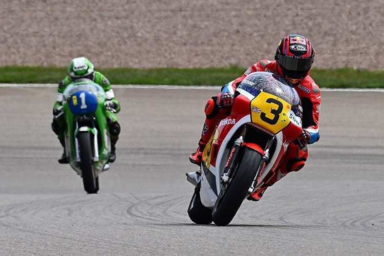 Sachsenring am Sonntag: Stefan Bradl auf der Spencer-Honda vor Toni Mang auf der 350er-Kawasaki