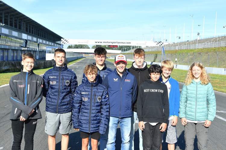 In der Arena Oschersleben: Stefan Bradl mit den hoffnungsvollen deutschen Talenten