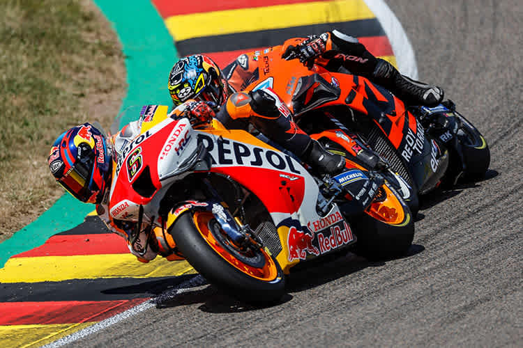 Im Rennen auf dem Sachsenring: Stefan Bradl (6) vor Remy Gardner (KTM)