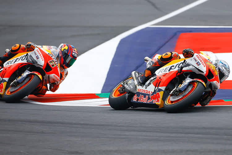 Zweikampf der Repsol-Honda-Fahrer: Pol Espargaró vor Stefan Bradl (6)