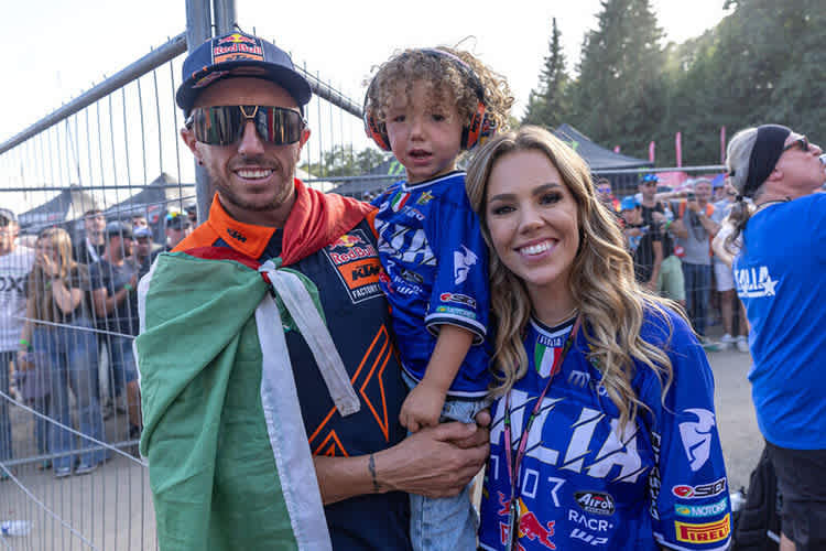 Tony Cairoli beim MXoN 2024 mit Gattin Jill und Sohn Ben (4)