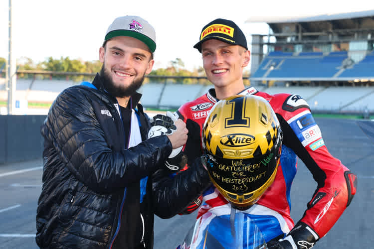 Ilya Mikhalchik (li.) gratuliert der neuen Nummer 1 Florian Alt