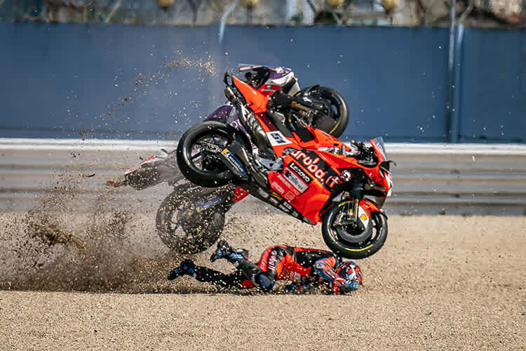 Crash in der 1. Runde: Die Bikes von Zarco und Pirro, auch Pol Espargaró war verwickelt