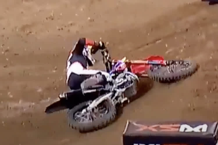 Ken Roczen stürzte im ersten Lauf in Führung liegend und fiel auf Rang 6 zurück