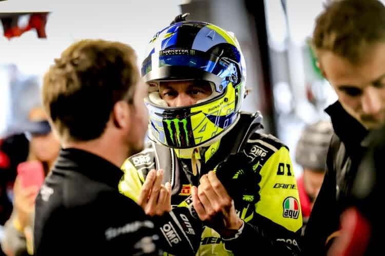 Valentino Rossi (mit Helm) sowie Frédéric Vervisch (li.) und Nico Müller 