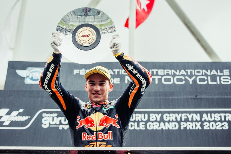 Die Siegerschale stemmte Deniz Öncü mit Handschuhen in die Höhe