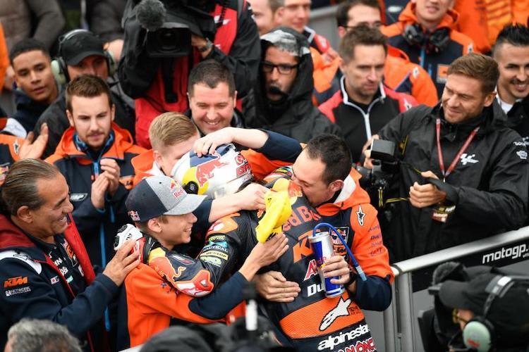 Deniz Öncü bejubelt den ersten GP-Sieg von Bruder Can