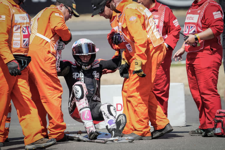 Aleix Espargaró nahm nach dem Sturz Hilfe in Anspruch