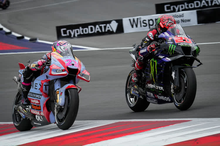 Enea Bastianini auf der Pokémon-Ducati und Weltmeister Fabio Quartararo auf Yamaha