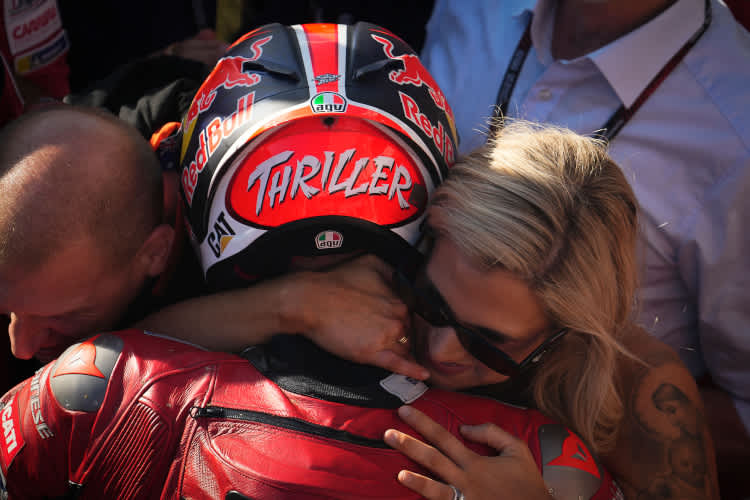 Nach dem Triumph in Motegi gab es von Ruby eine Umarmung