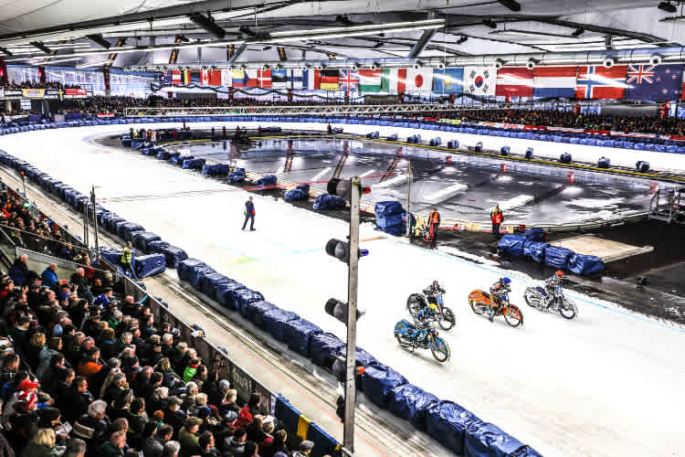 Luca Bauer vor Franky Zorn und Harald Simon 