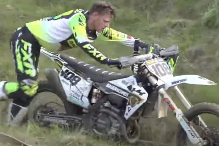 Stefan Ekerold musste das Rennen mit verbogenem Motorrad beenden