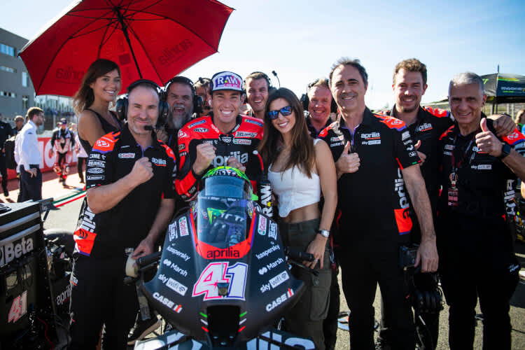 Aleix Espargaró mit seiner Frau Laura und seiner Aprilia-Crew (Albesiano rechts von Laura)