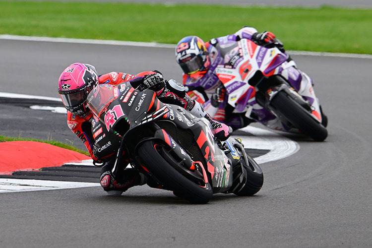 Im Sprint: Aleix Espargaró (41) wehrt sich gegen Johann Zarco (5)