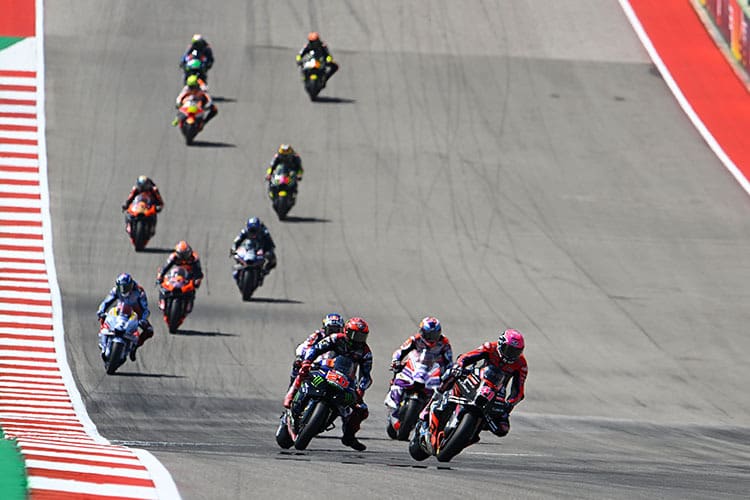 In der Anfangsphase: Aleix Espargaró (41) gegen Quartararo, dahinter Martin und Zarco (teilweise verdeckt) 