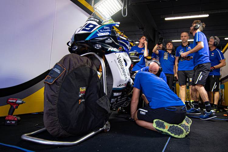 Ab Most sitzt ein anderer Italiener auf der schnellen Yamaha R6 des Teams Evan Bros