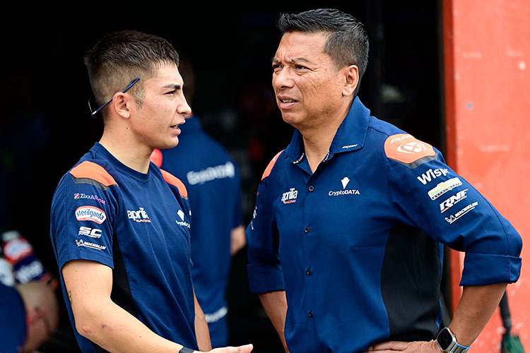 Raúl Fernández mit RNF-Aprilia-Teamchef Razlan Razali