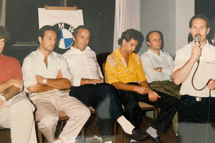 Flohr (3. V.l.) inmitten «seiner Buben» Danner, de Angelis, Berger, Fabi, Boutsen; Mahla moderiert