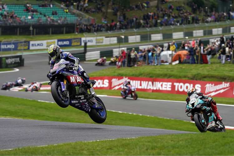 In Cadwell Park heben die Fahrer ab