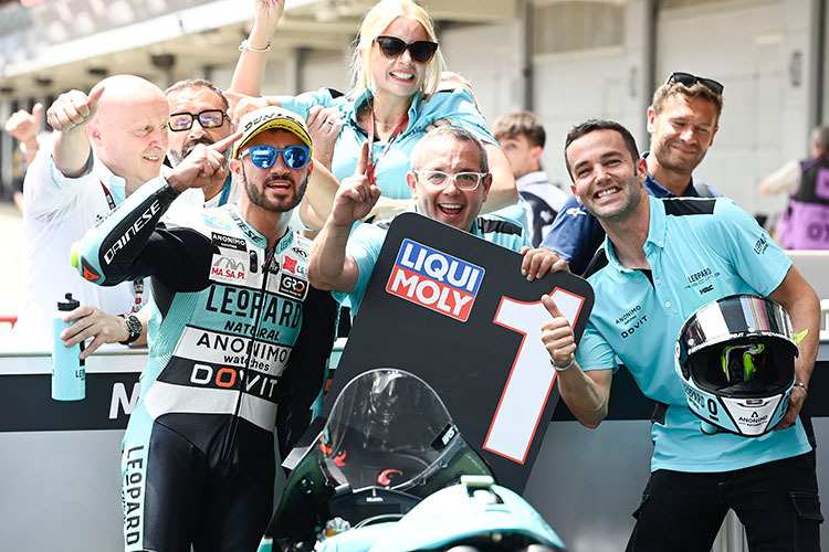 Dennis Foggia jubelt, ganz links Teamchef Miodrag Kotur aus Serbien