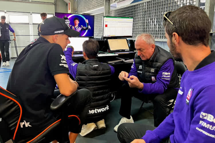 Ramon Forcada (Zweiter von rechts) an seinem neuen Arbeitsplatz