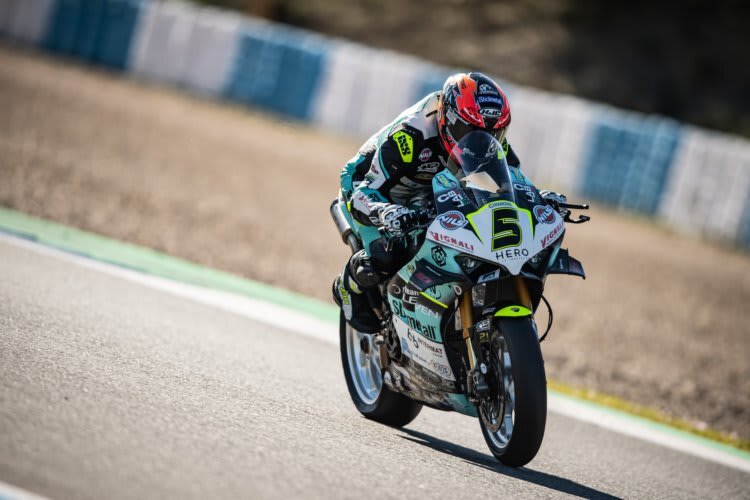 Philipp Öttl kommt mit der Sitzposition der neuen Ducati V4R nicht zurecht