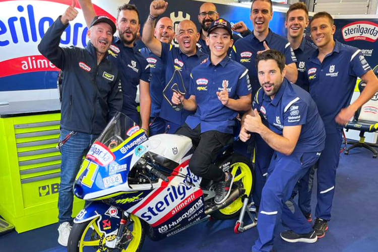 Max Biaggi (ganz links) und Co. bejubelten in Spielberg Sasakis zweiten Sieg