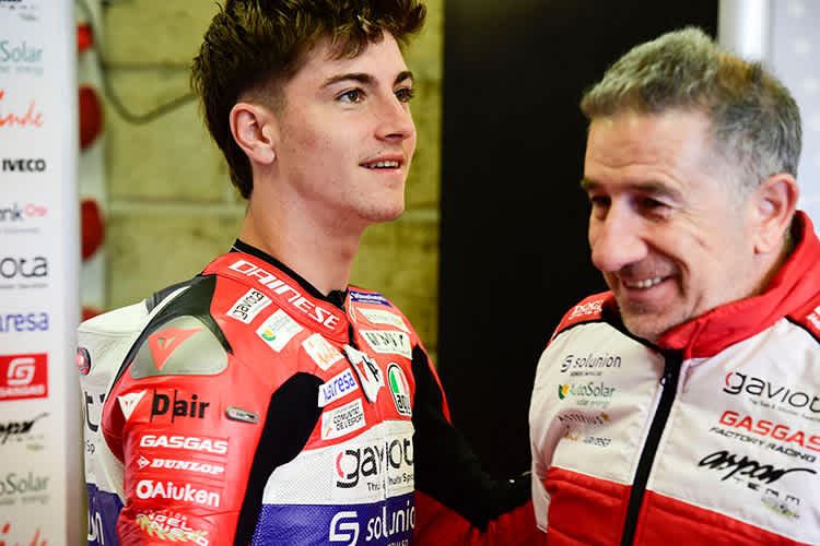 Teambesitzer Jorge Martinez mit Moto3-Weltmeister Izan Guevara (GASGAS)