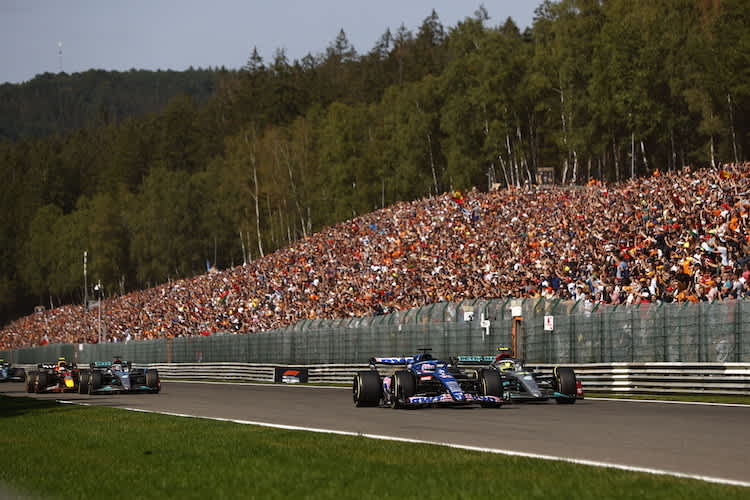 Start zum Belgien-GP: Da waren alle 20 Autos noch im Rennen, doch Lewis Hamilton kam nicht weit