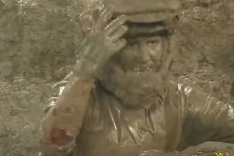 RJ Hampshire steckt mit blutendem Unterarm im Schlamm fest